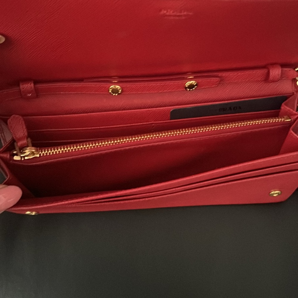 Red Prada Wallet On Chain - image 3